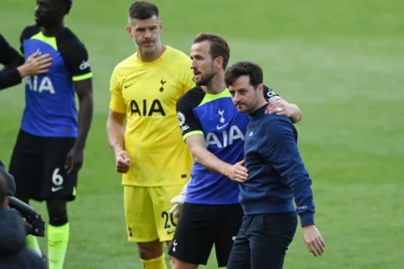 Kane bác bỏ tin đồn rời Spurs