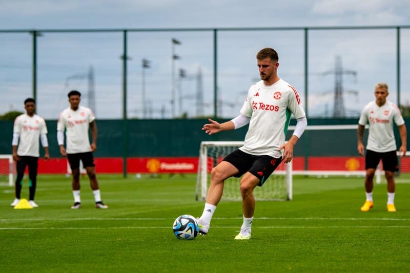 Mason Mount tập luyện buổi đầu trong màu áo Man United