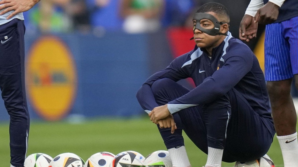 Mbappe mang mặt nạ màu đen