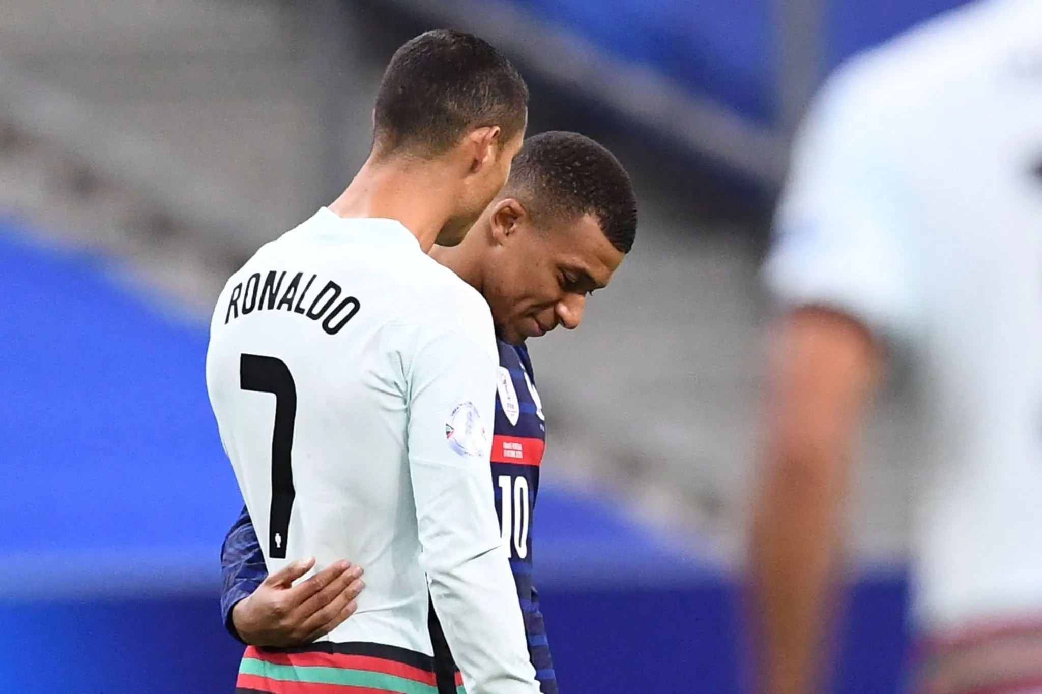 Mbappe hào hứng khi được trò chuyện cùng Ronaldo