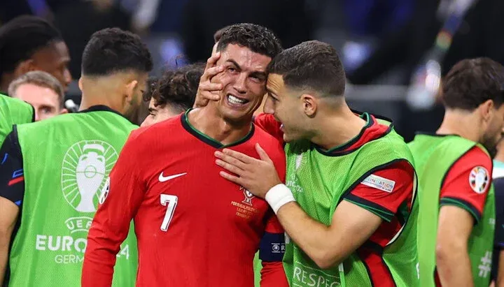 Ronaldo khóc khi đá hỏng phạt đền.