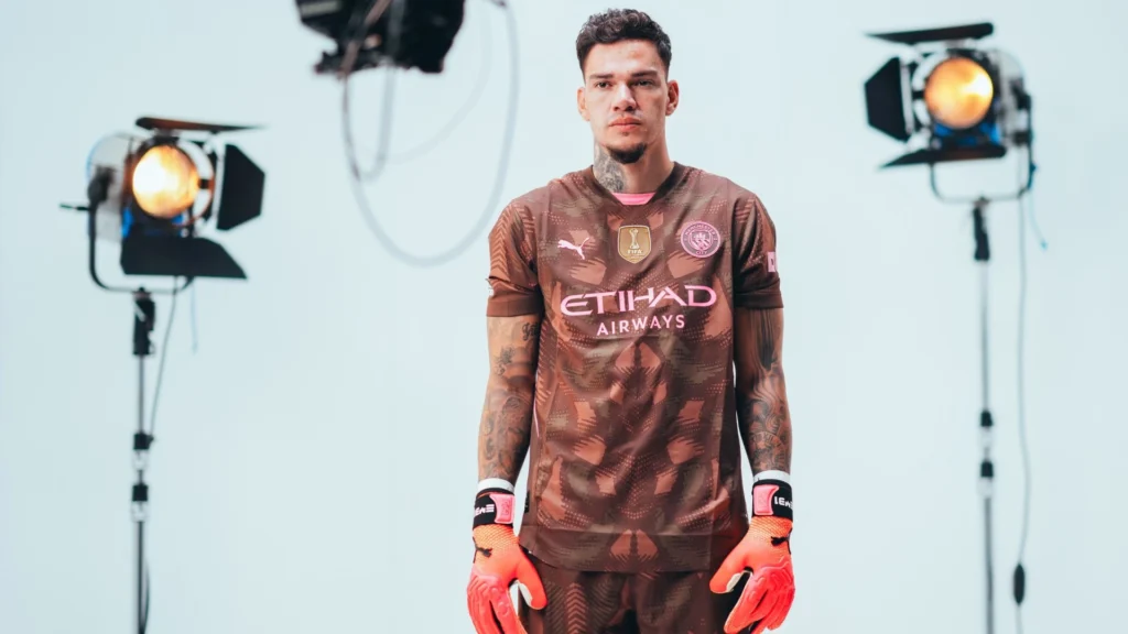 ederson van o lai man city vi muc phi qua cao