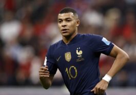 deschamps noi cau khi lien tuc bi hoi ve mbappe