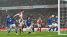 vang saka arsenal van thang de len vi tri thu 2 2 1