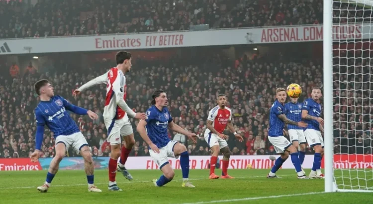 vang saka arsenal van thang de len vi tri thu 2 2 1