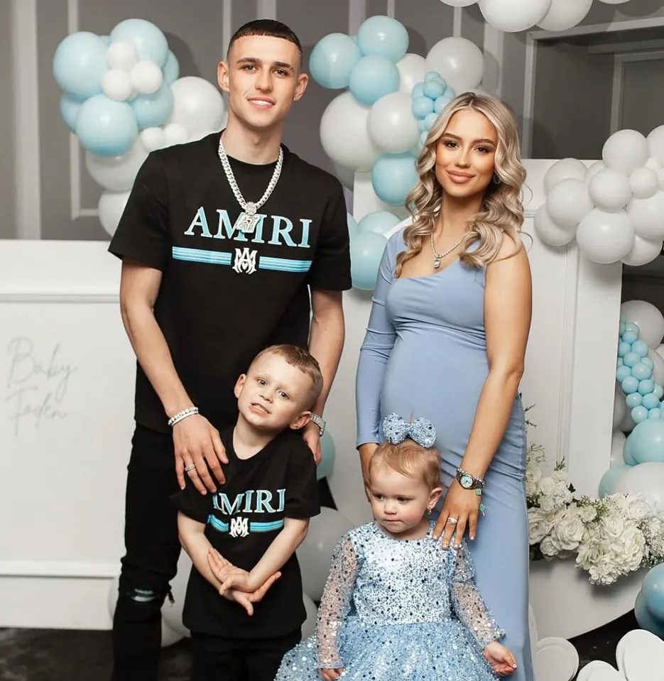 Phil Foden bí mật đính hôn