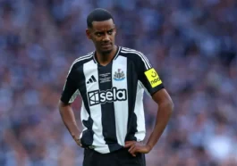 carragher chi ra 2 lua chon cho alexander isak sau de xuat tu man utd 1