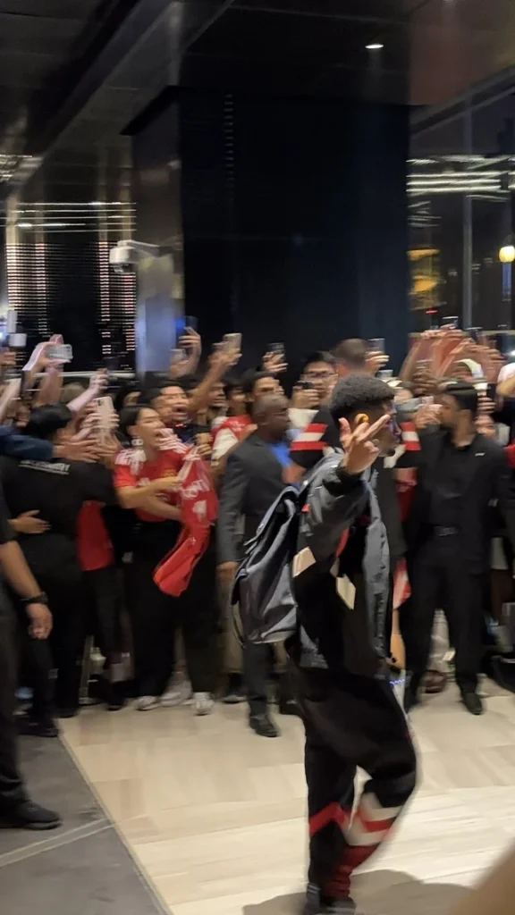 CĐV Man Utd sốc với hành động của Amad ở Malaysia 4 cdv man utd soc voi hanh dong cua amad o malaysia