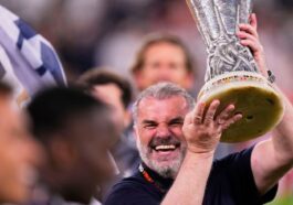daniel levy gui thong diep den postecoglou sau chuc vo dich europa league 4