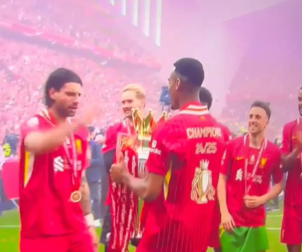Szoboszlai gây tranh cãi vì không nâng cúp cùng Liverpool 4 szoboszlai gay tranh cai vi khong nang cup cung liverpool 1