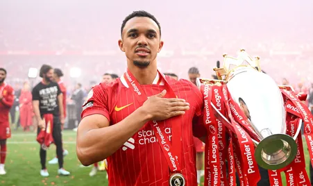 Szoboszlai gây tranh cãi vì không nâng cúp cùng Liverpool 5 szoboszlai gay tranh cai vi khong nang cup cung liverpool 2