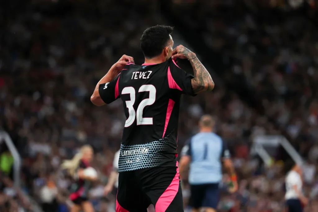 CĐV MU phẫn nộ với hành động của Carlos Tevez sau khi ghi bàn tại Old Trafford 5 cdv mu phan no voi hanh dong cua carlos tevez sau khi ghi ban tai old trafford 1