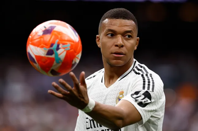 Tại sao Kylian Mbappe vắng mặt trong trận ra quân Club World Cup của Real Madrid? 4 tai sao kylian mbappe vang mat trong tran ra quan club world cup cua real madrid 2