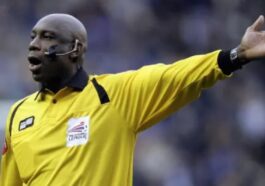 uriah rennie trong tai da den dau tien cua premier league qua doi o tuoi 65