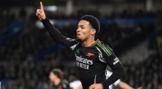 Arsenal trói chân thành công sao trẻ