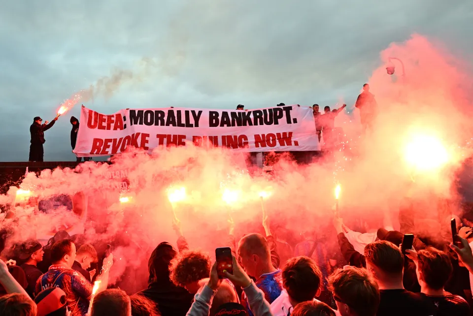 Bị "đày" xuống đá C3, CĐV Crystal Palace biểu tình UEFA 4 CĐV Crystal Palace xuống đường phản đối UEFA