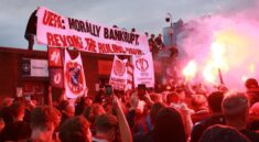 Bị "đày" xuống đá C3, CĐV Crystal Palace biểu tình UEFA