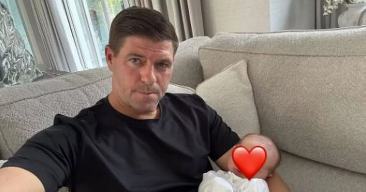 Khoảnh khắc đáng yêu của Steven Gerrard bên cạnh cháu gái nhỏ