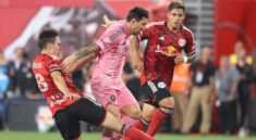 Lập cú đúp vào lưới NY Red Bulls, Messi phá kỷ lục của Ronaldo
