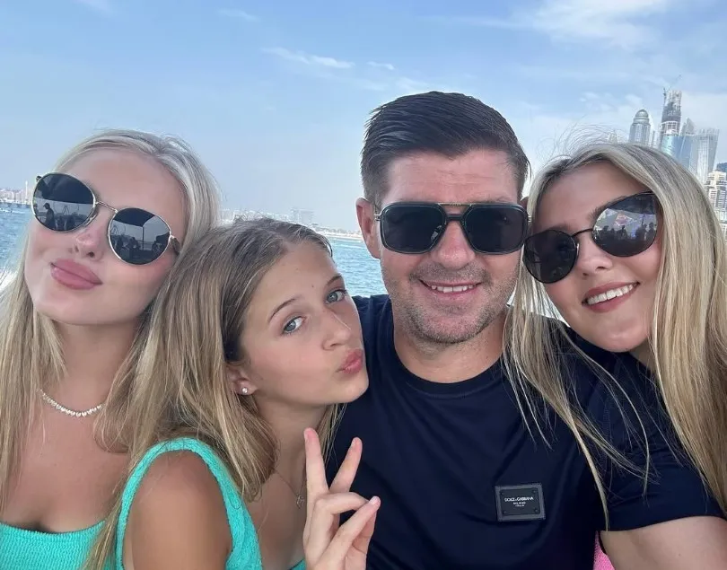 Steven Gerrard "lên chức" ở tuổi 45 5 Steven Gerrard đón cháu ngoại đầu tiên