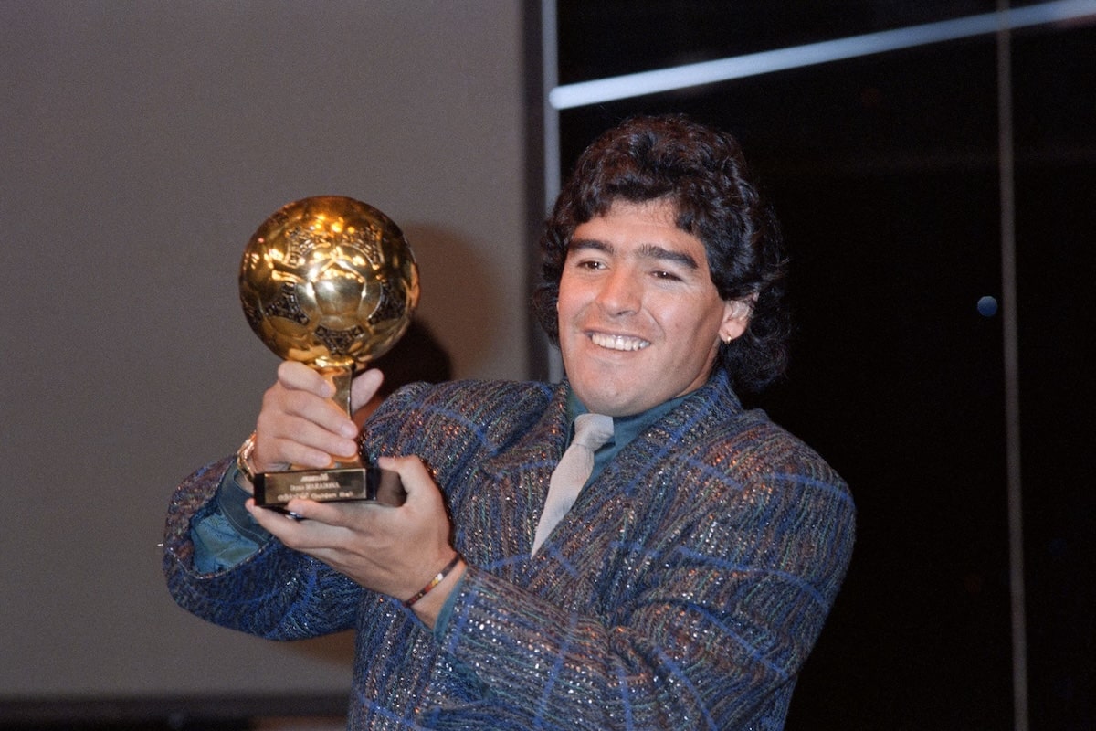 Khoảnh khắc Diego Maradona nâng cao chiếc cúp vàng World Cup 1986