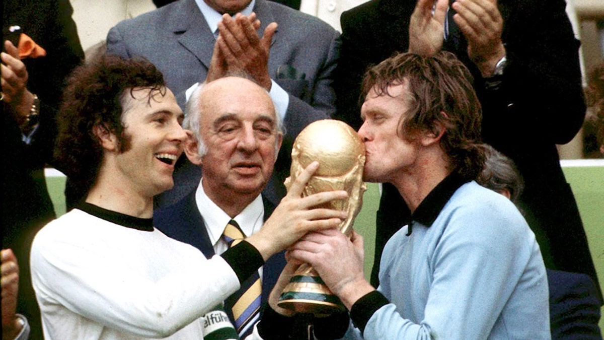 Ý nghĩa của Cúp vàng World Cup - Biểu tượng của vinh quang 3 Khoảnh khắc Franz Beckenbauer (bên trái) nâng niu chiếc cúp mới sau chiến thắng của Tây Đức tại World Cup 1974