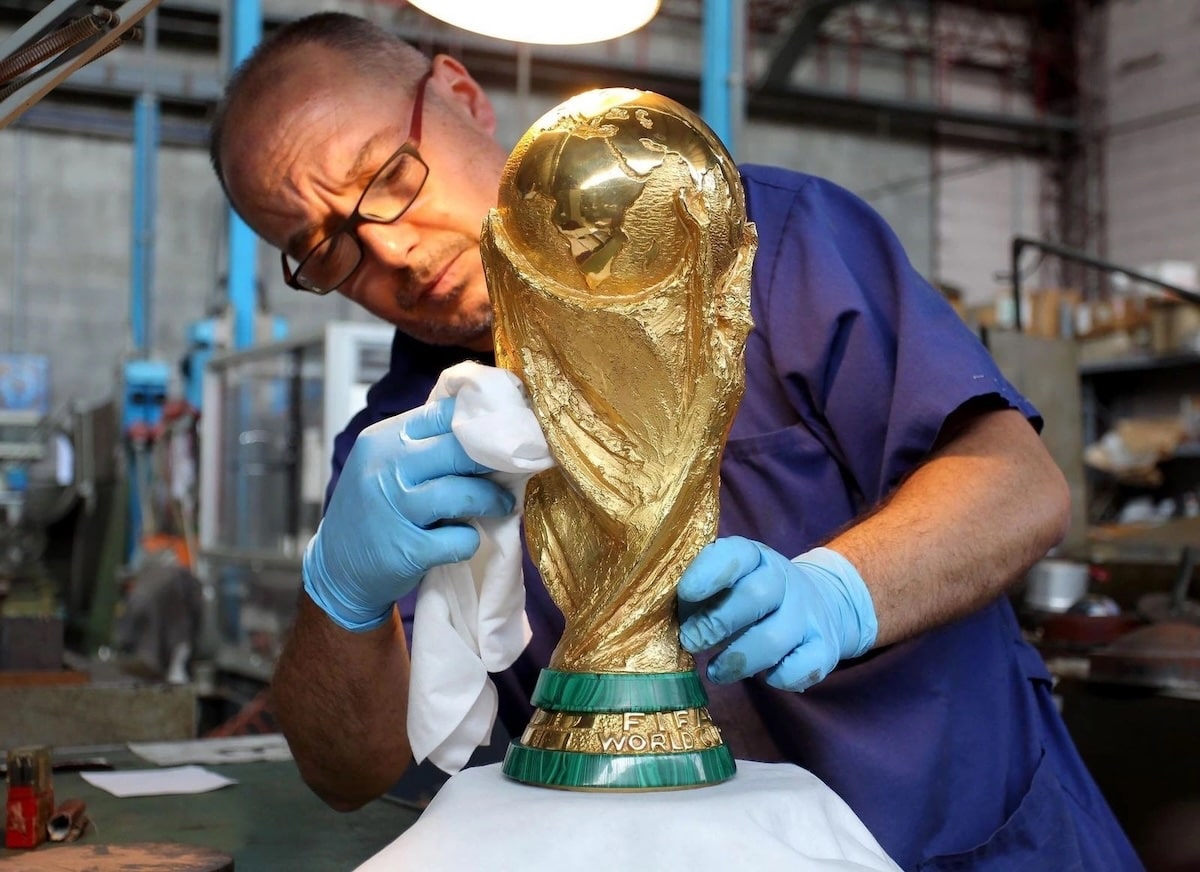 Ý nghĩa của Cúp vàng World Cup - Biểu tượng của vinh quang 4 Cận cảnh chiếc Cúp vàng FIFA World Cup được chế tác tại Italy