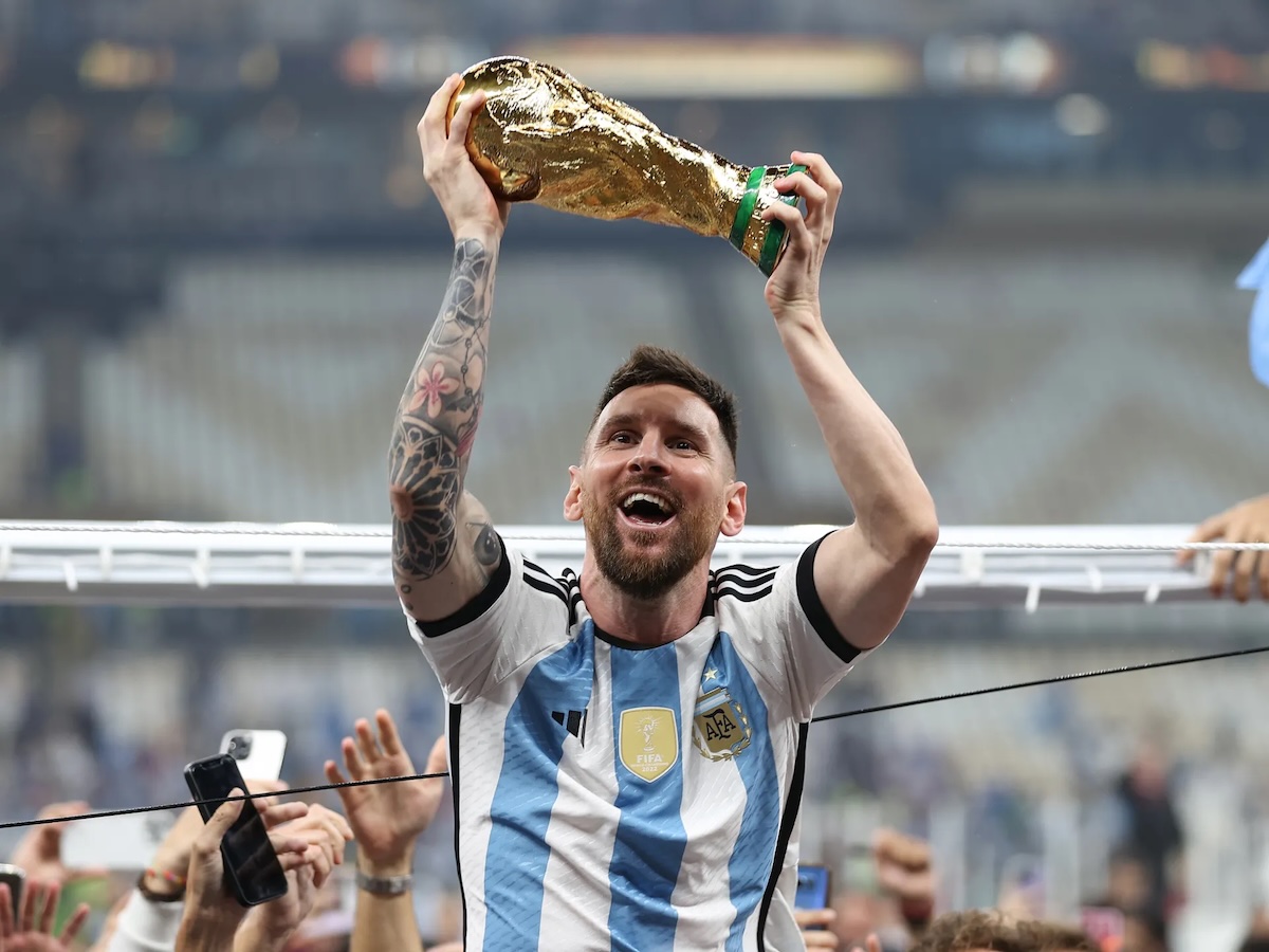 Các kỳ World Cup trong lịch sử vĩ đại của bóng đá thế giới 4 Lionel Messi nâng cao chiếc cúp vàng World Cup sau chiến thắng tại Qatar 2022