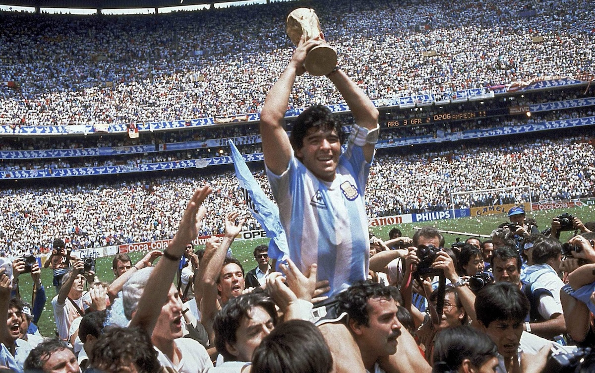 Diego Maradona, người hùng vĩ đại của Argentina, đã trở thành huyền thoại bất tử sau trận đấu này