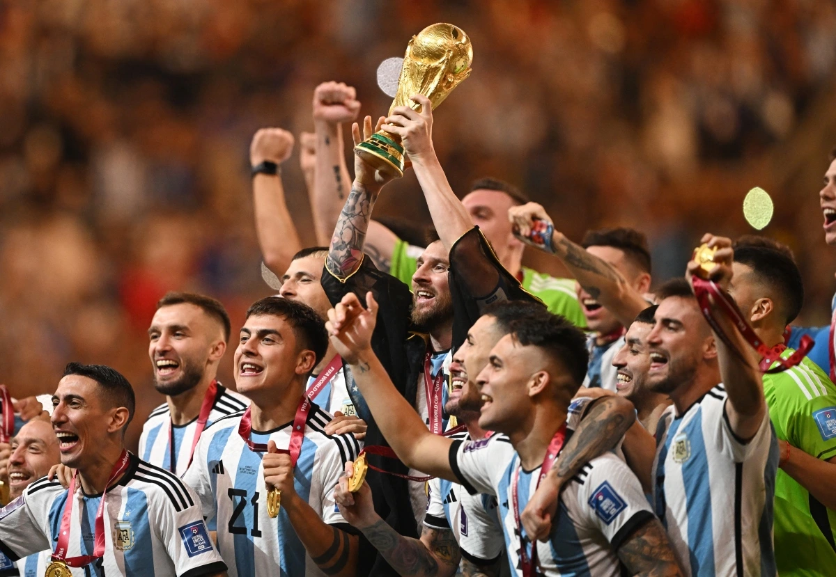 Ý nghĩa của Cúp vàng World Cup - Biểu tượng của vinh quang 6 Khoảnh khắc Messi và dàn sao Argentina nâng cao Cúp vàng World Cup 2022