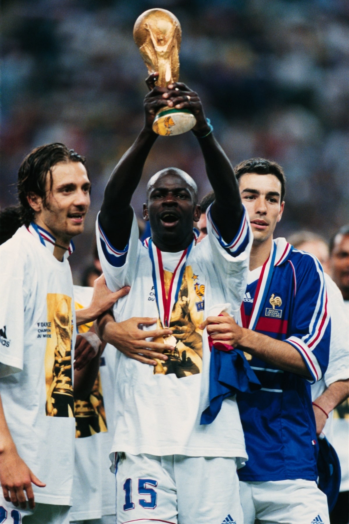 Hậu vệ Lilian Thuram ăn mừng sau cú đúp lịch sử giúp đội tuyển Pháp lọt vào chung kết World Cup 1998
