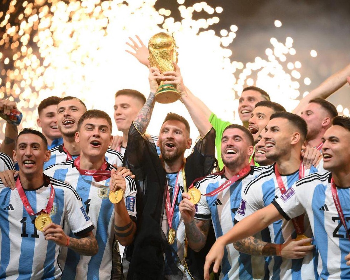 Lionel Messi nâng cao chiếc cúp vàng, hoàn tất giấc mơ vô địch World Cup cùng đội tuyển Argentina