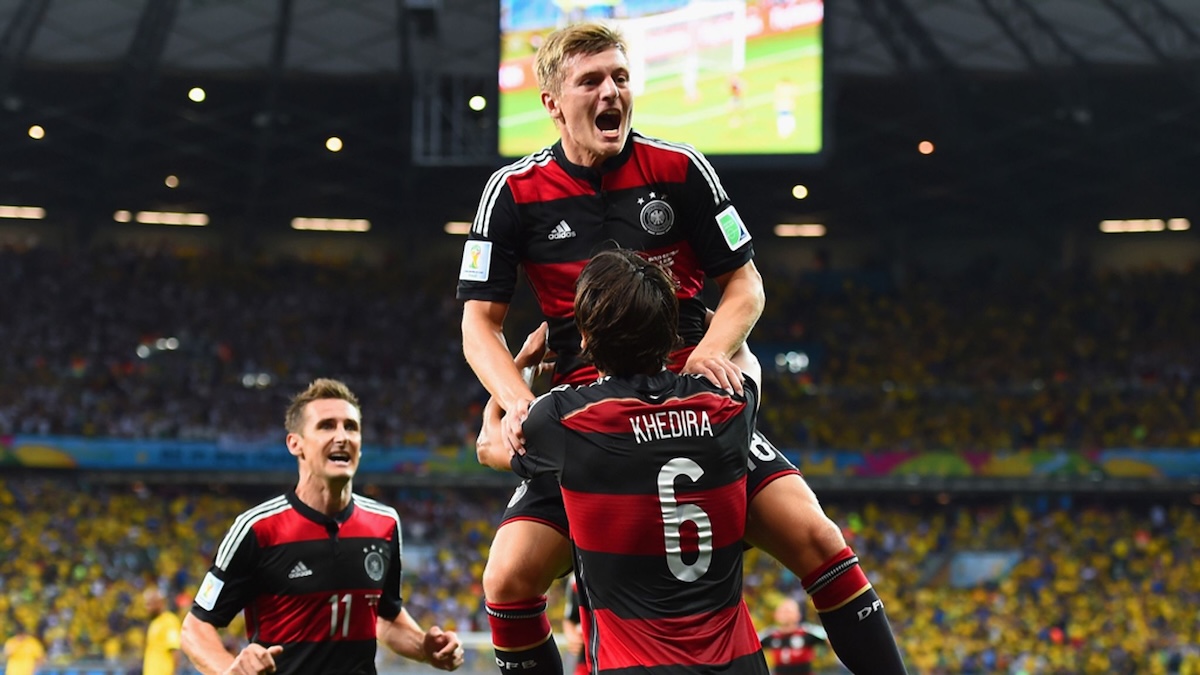 Niềm vui vỡ òa của các cầu thủ Đức sau khi ghi bàn liên tiếp vào lưới Brazil