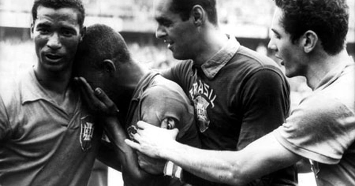 Pelé được đồng đội tung hô sau chiến thắng thuyết phục 5-2, giúp Brazil lần đầu tiên vô địch World Cup