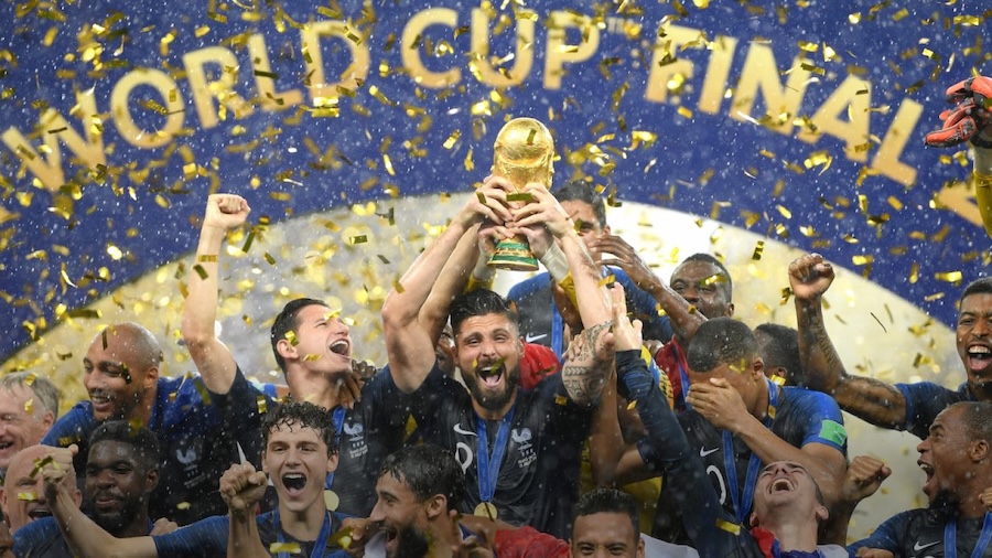 Danh sách các đội vô địch World Cup trong lịch sử bóng đá 7 Les Bleus nâng cúp World Cup 2018 trong mưa vàng tự hào