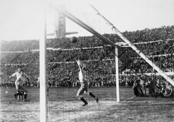 Lịch sử ra đời World Cup: Hành trình từ ý tưởng đến giải đấu toàn cầu 2 Bóng đá đã vươn mình ra thế giới vào những thập niên đầu của thế kỷ 20