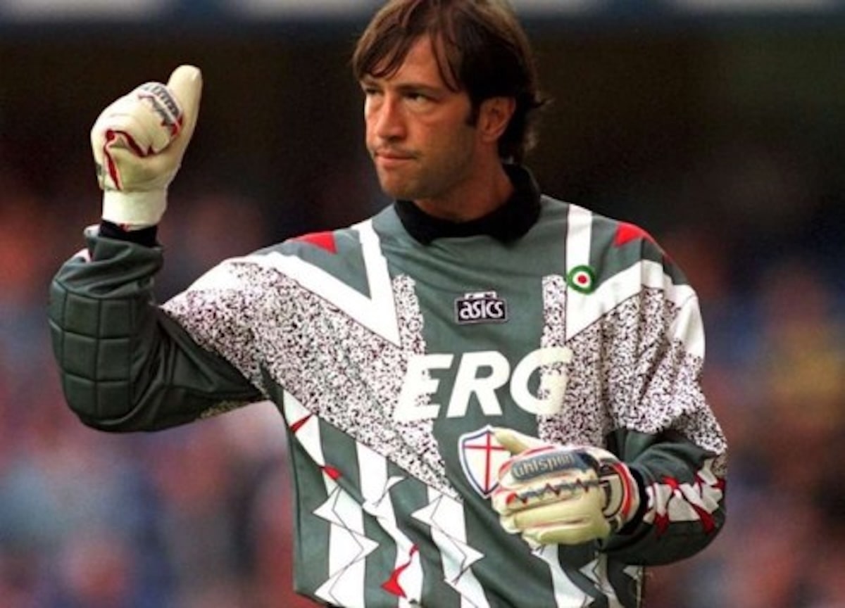 10 kỷ lục World Cup không thể phá vỡ mọi thời đại 7 Thủ môn Walter Zenga và hàng phòng ngự Ý lập kỷ lục giữ sạch lưới 5 trận liên tiếp tại World Cup 1990