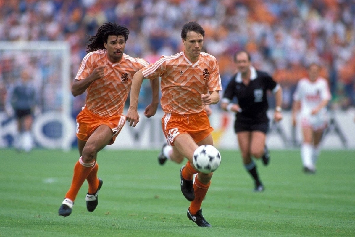 Cú volley không tưởng của Marco van Basten trong trận chung kết Euro 1988