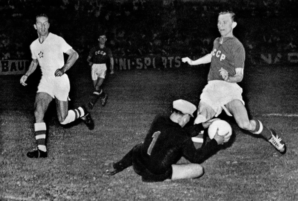 Khoảnh khắc lịch sử trong trận chung kết đầu tiên của European Nations' Cup tại Paris