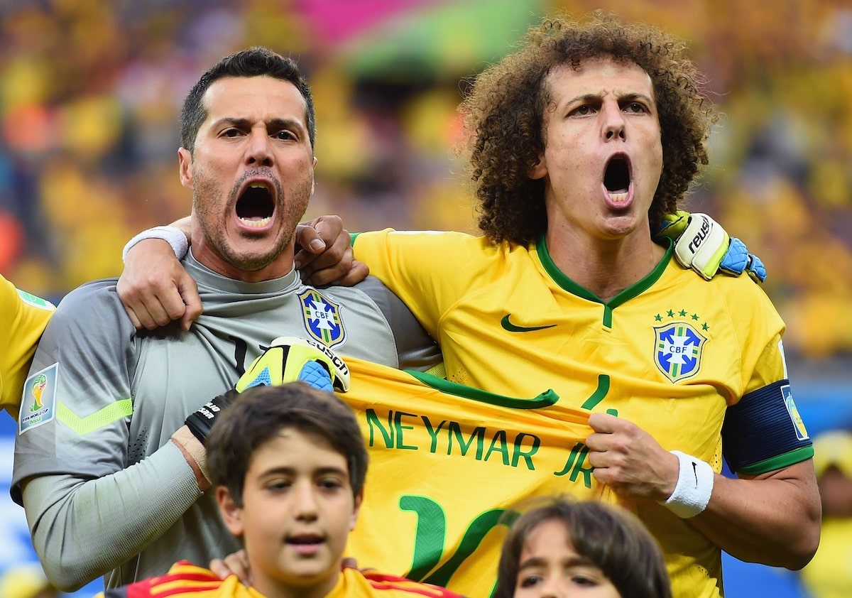 Đội tuyển Brazil cầm áo Neymar khi hát quốc ca, thể hiện tinh thần đoàn kết trước trận bán kết lịch sử
