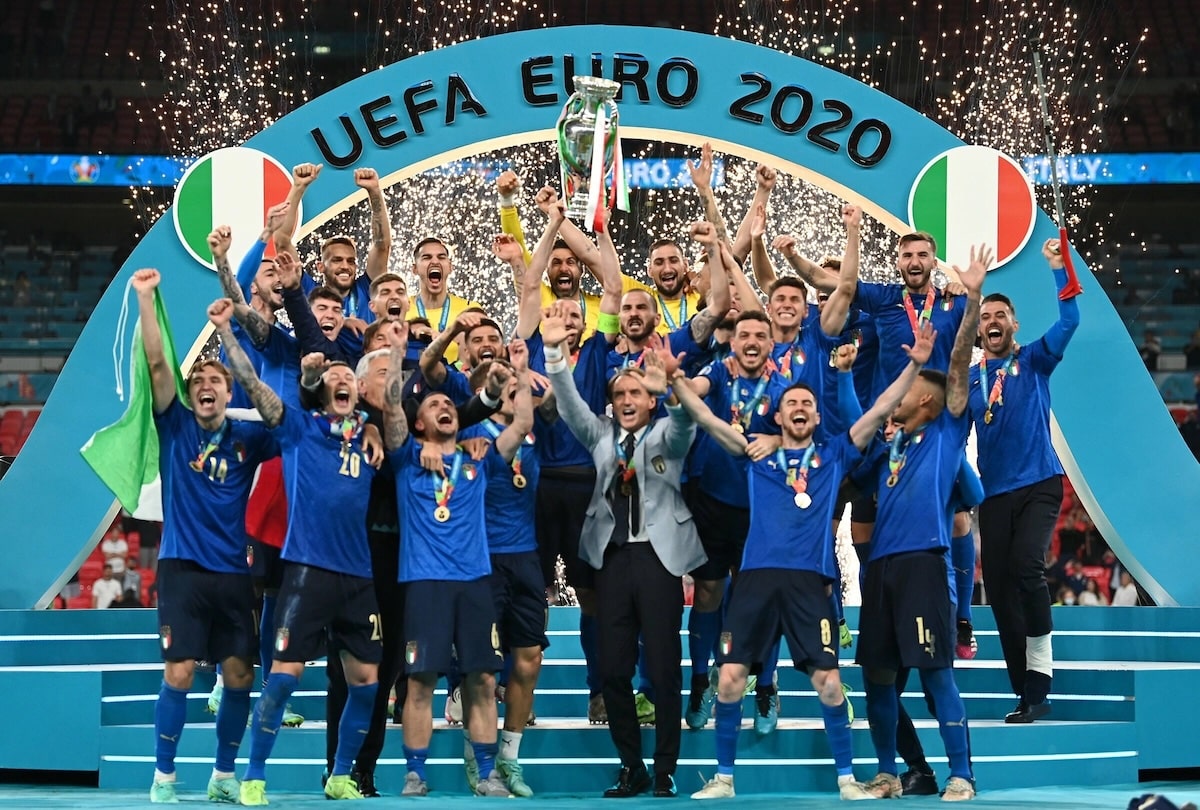 Đội tuyển Ý ăn mừng chức vô địch Euro 2020, đánh dấu sự trở lại đầy ngoạn mục của một thế lực