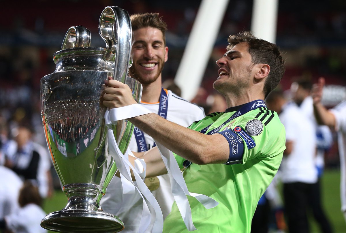 Bất ngờ với đội hình mạnh nhất Cúp C1 qua các kỳ lịch sử 4 Iker Casillas nâng cao chiếc cúp Champions League, minh chứng cho sự vĩ đại và bền bỉ của một thủ môn huyền thoại