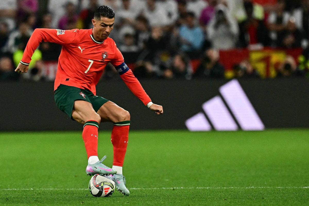 Tổng hợp toàn bộ số liệu thống kê về Cristiano Ronaldo 7 Ronaldo hiện đang là cầu thủ nam ra sân nhiều nhất