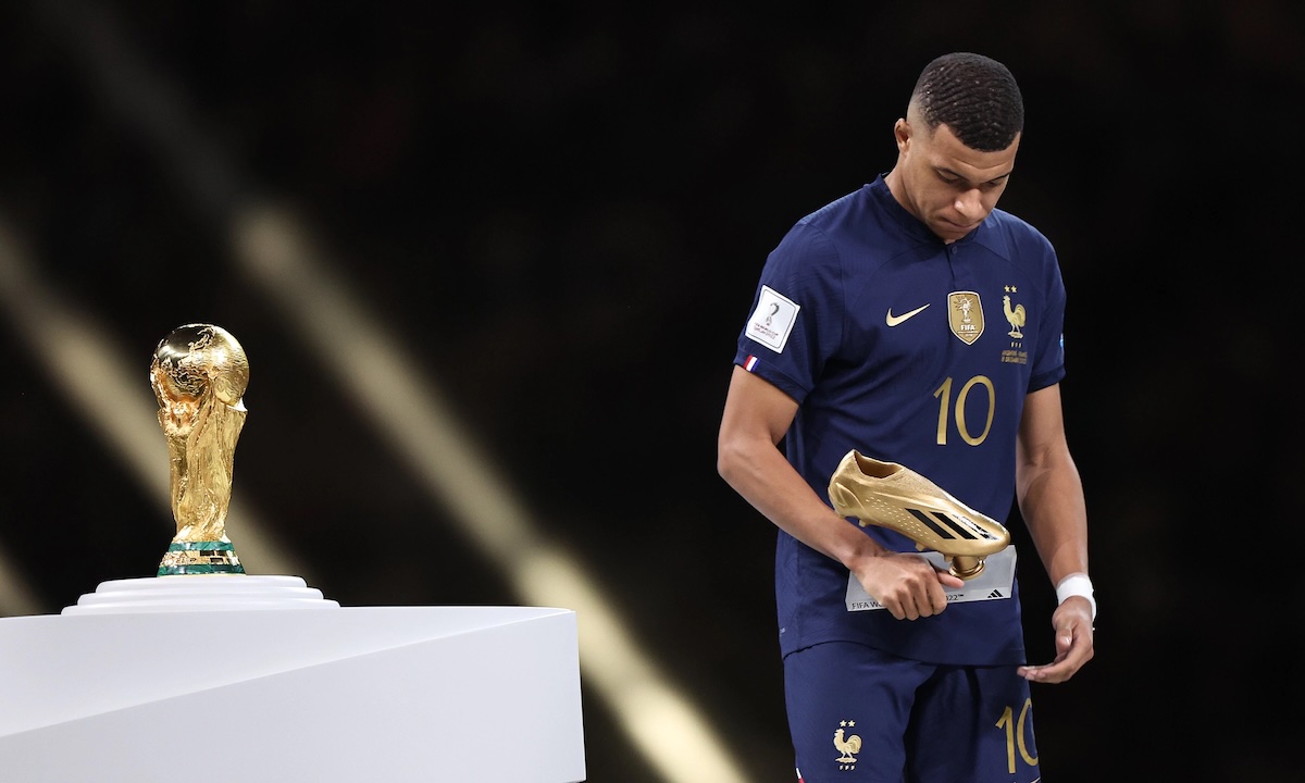 Mặc dù là Vua phá lưới, ánh mắt Mbappé vẫn đượm buồn trong khoảnh khắc nhận giải