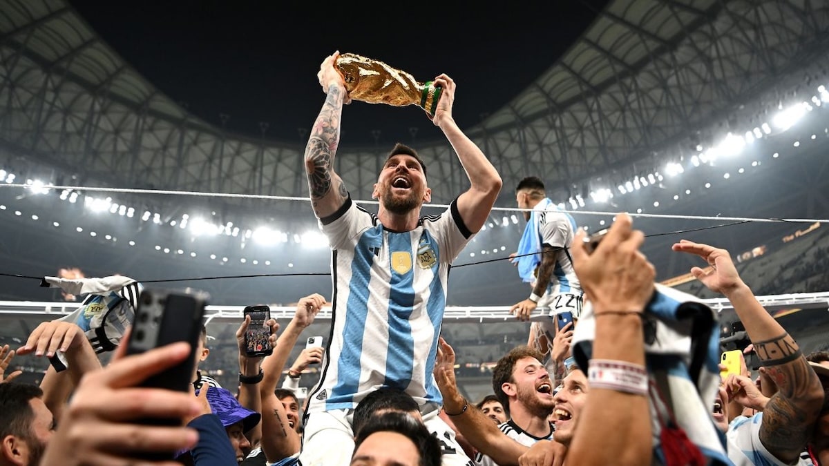 Khoảnh khắc lịch sử tại Lusail: Lionel Messi nâng cao chiếc cúp vô địch World Cup 2022