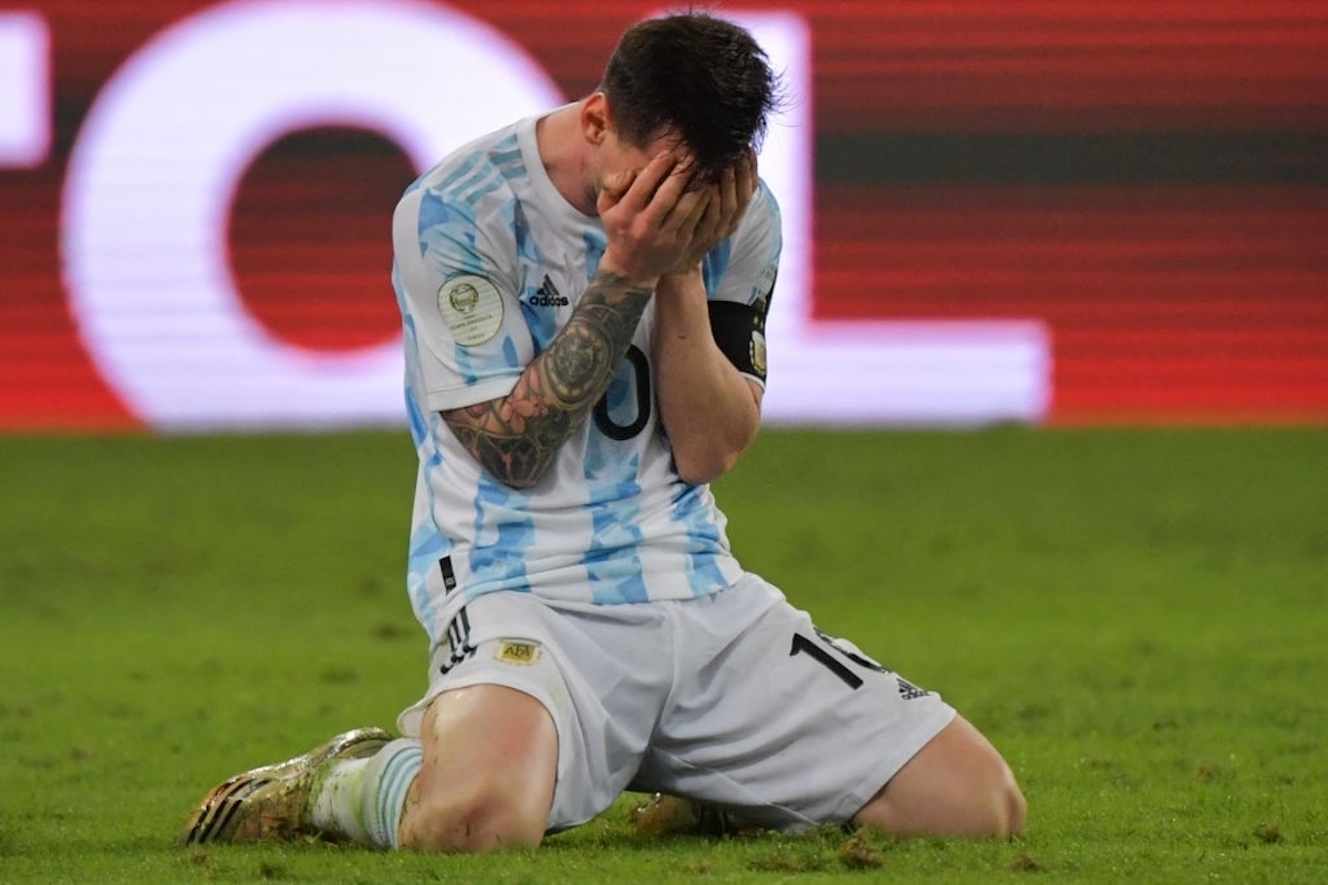 Khoảnh khắc Messi quỳ gối sau loạt sút luân lưu lịch sử, biểu trưng cho sự giải tỏa và niềm hạnh phúc tột cùng