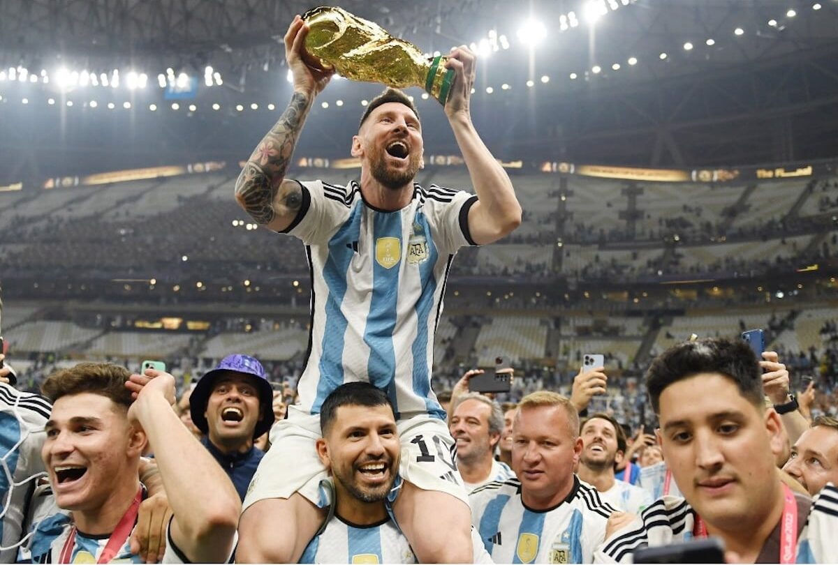 Khoảnh khắc Messi được Agüero cõng trên vai, tái hiện hình ảnh huyền thoại Maradona năm 1986