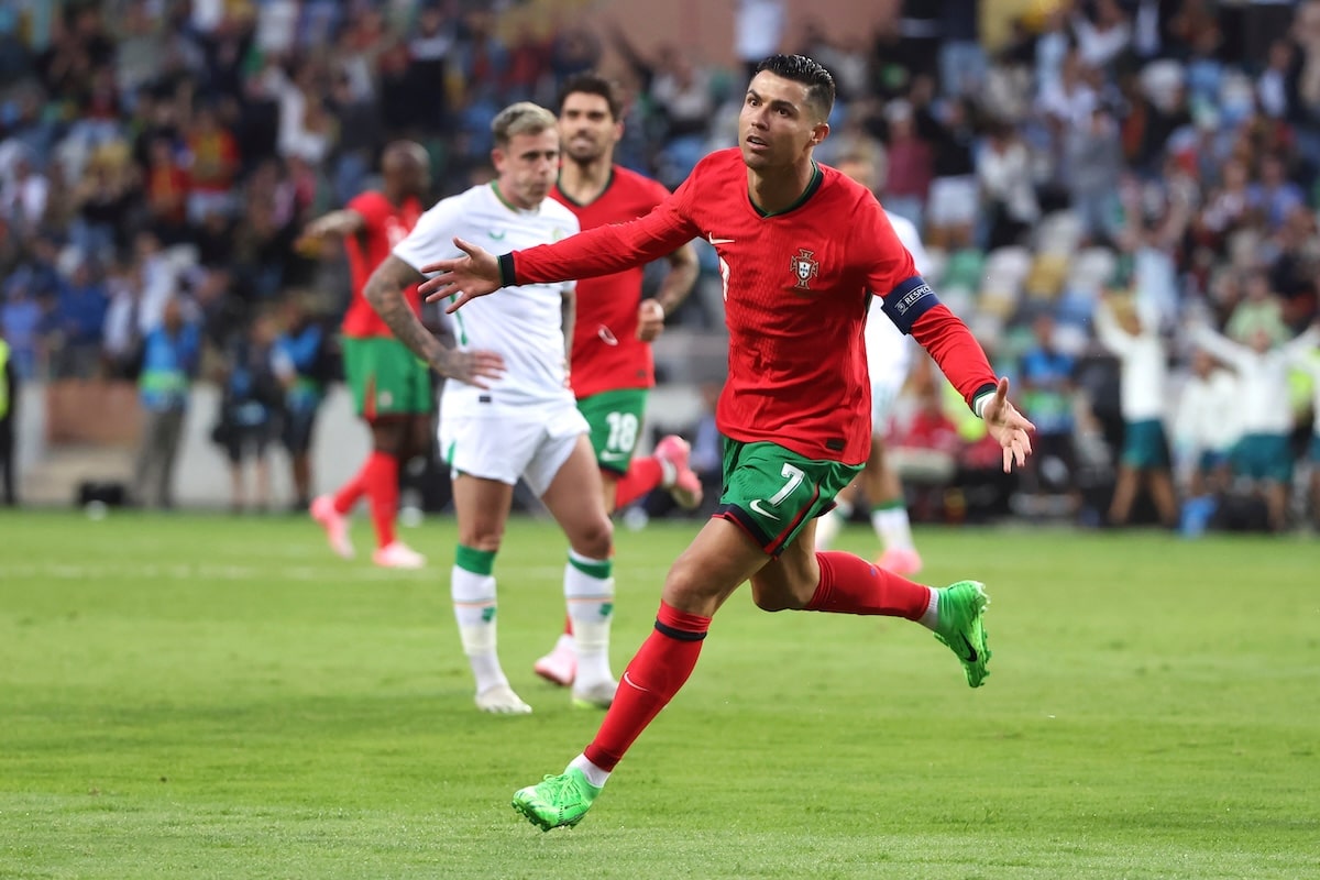 Cristiano Ronaldo ghi bao nhiêu bàn thắng trong sự nghiệp? 2 Ronaldo là biểu tượng của sự bền bỉ và khát khao chiến thắng không ngừng trên sân cỏ