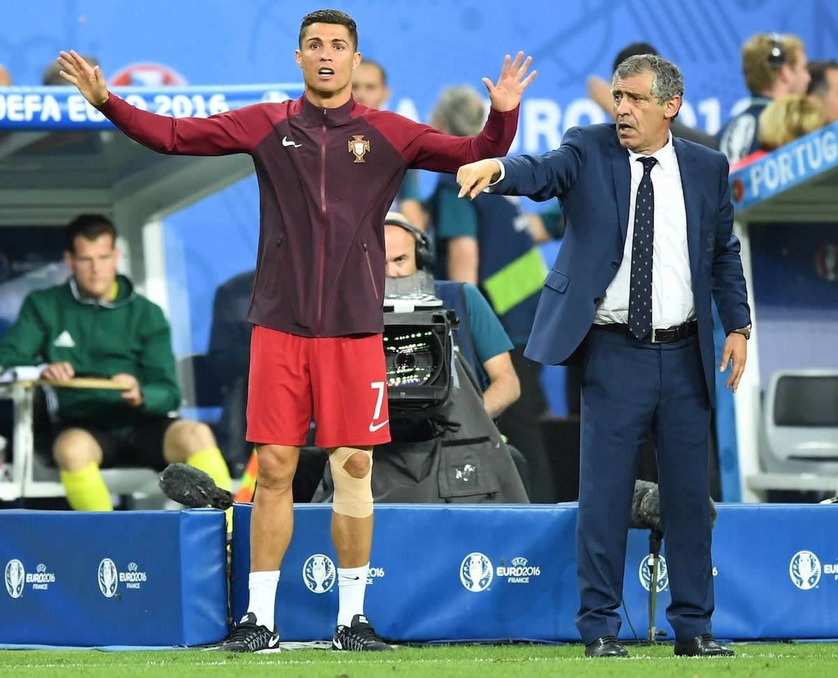 Tổng hợp toàn bộ số liệu thống kê về Cristiano Ronaldo 8 Sau chấn thương, Ronaldo vẫn tiếp tục truyền lửa và chỉ đạo đồng đội từ đường biên trong trận chung kết Euro 2016