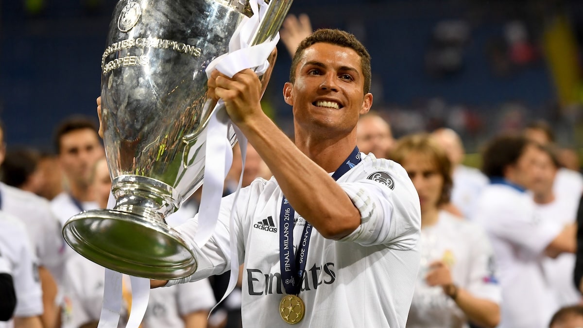 Tổng hợp toàn bộ số liệu thống kê về Cristiano Ronaldo 5 Cristiano Ronaldo nâng cao chiếc cúp Champions League, biểu tượng cho thành công vĩ đại của anh tại Real Madrid